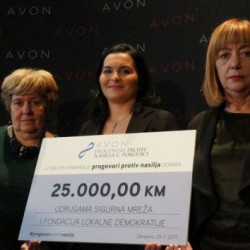  On the occasion of 16 Days of Activism, Avon is launching a campaign "Read between the lines" 