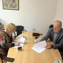 Umjetnici udruženim snagama protiv nasilja: Predstavnici Altteatara uručili donaciju Sigurnoj kući