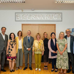 Sigurnu kuću u Sarajevu posjetila delegacija Grada Barcelone na čelu s gradonačelnikom Jaumeom Collbonijem i zamjenicom Marijom Eugenijom Gay